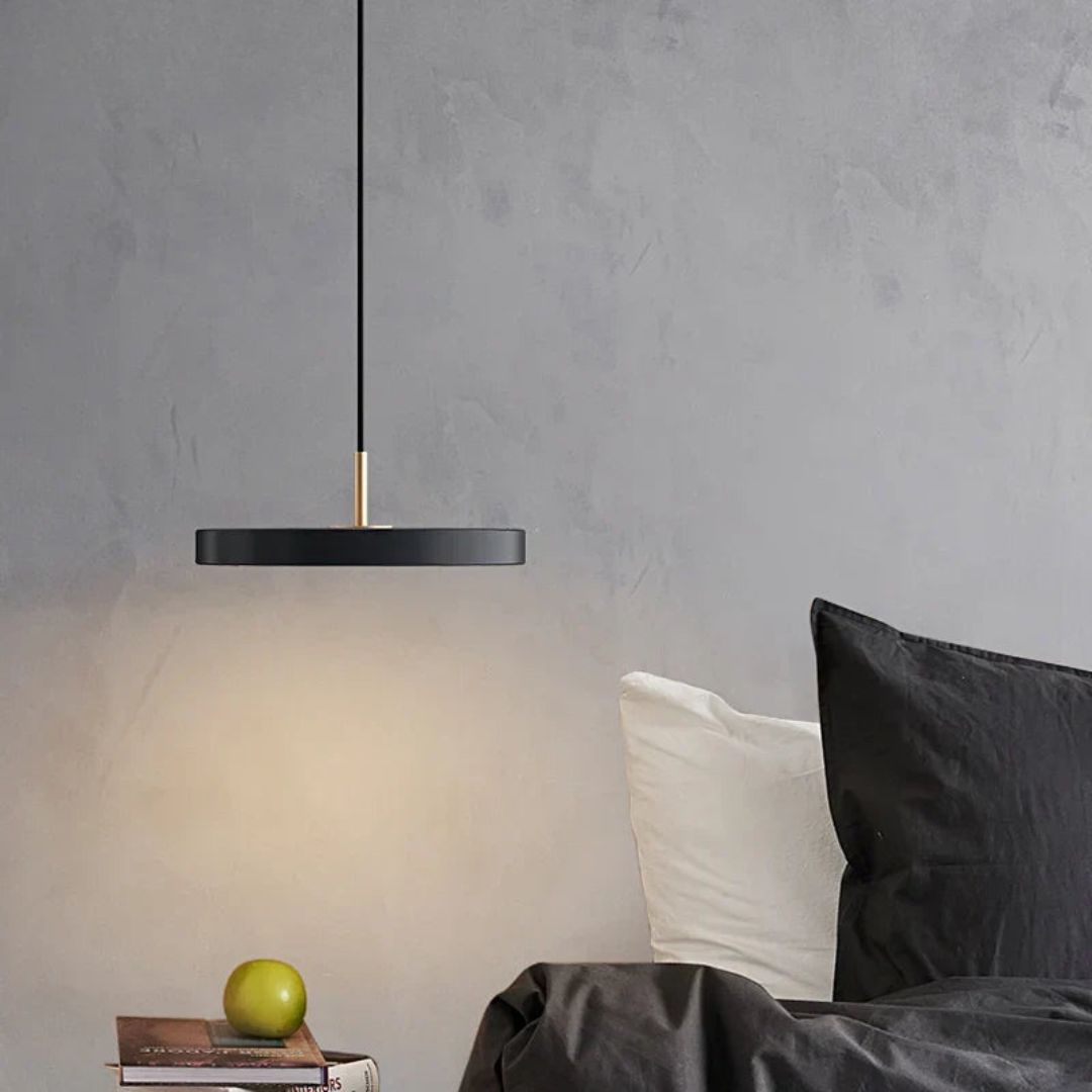 Lampe minimaliste éclairant un intérieur élégant