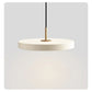 Lampe noire avec accents en laiton en gros plan
