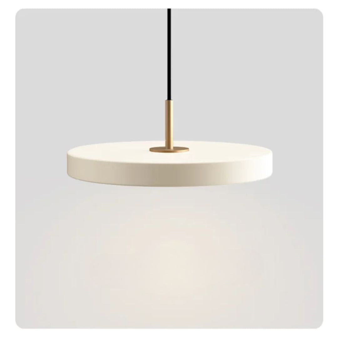 Lampe noire avec accents en laiton en gros plan