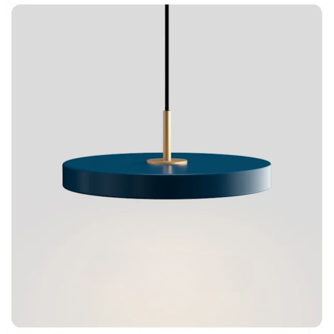 Vue de dessous de la lampe diffusant la lumière