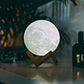 Lampe de lune en cours de chargement sur une étagère