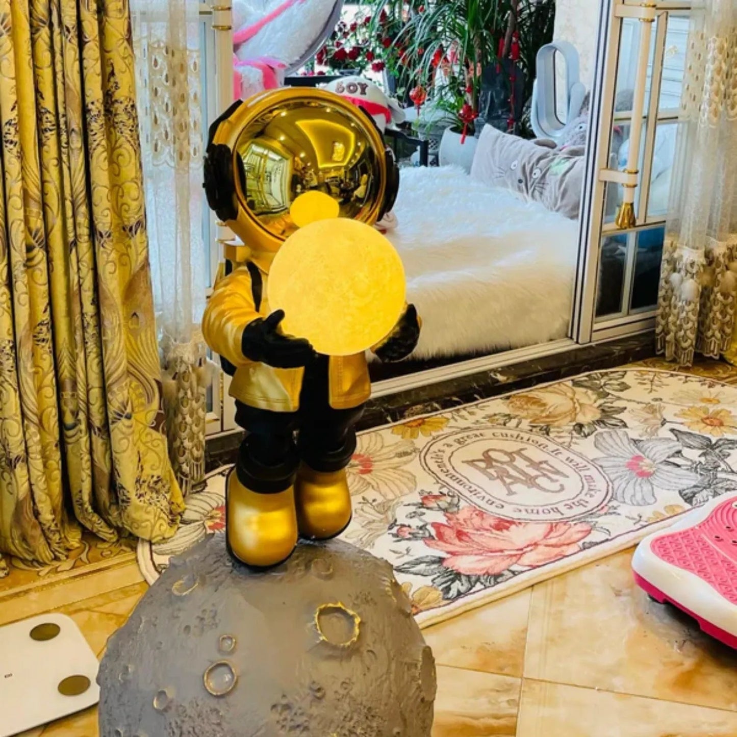 Détail de la surface lunaire sous l'astronaute