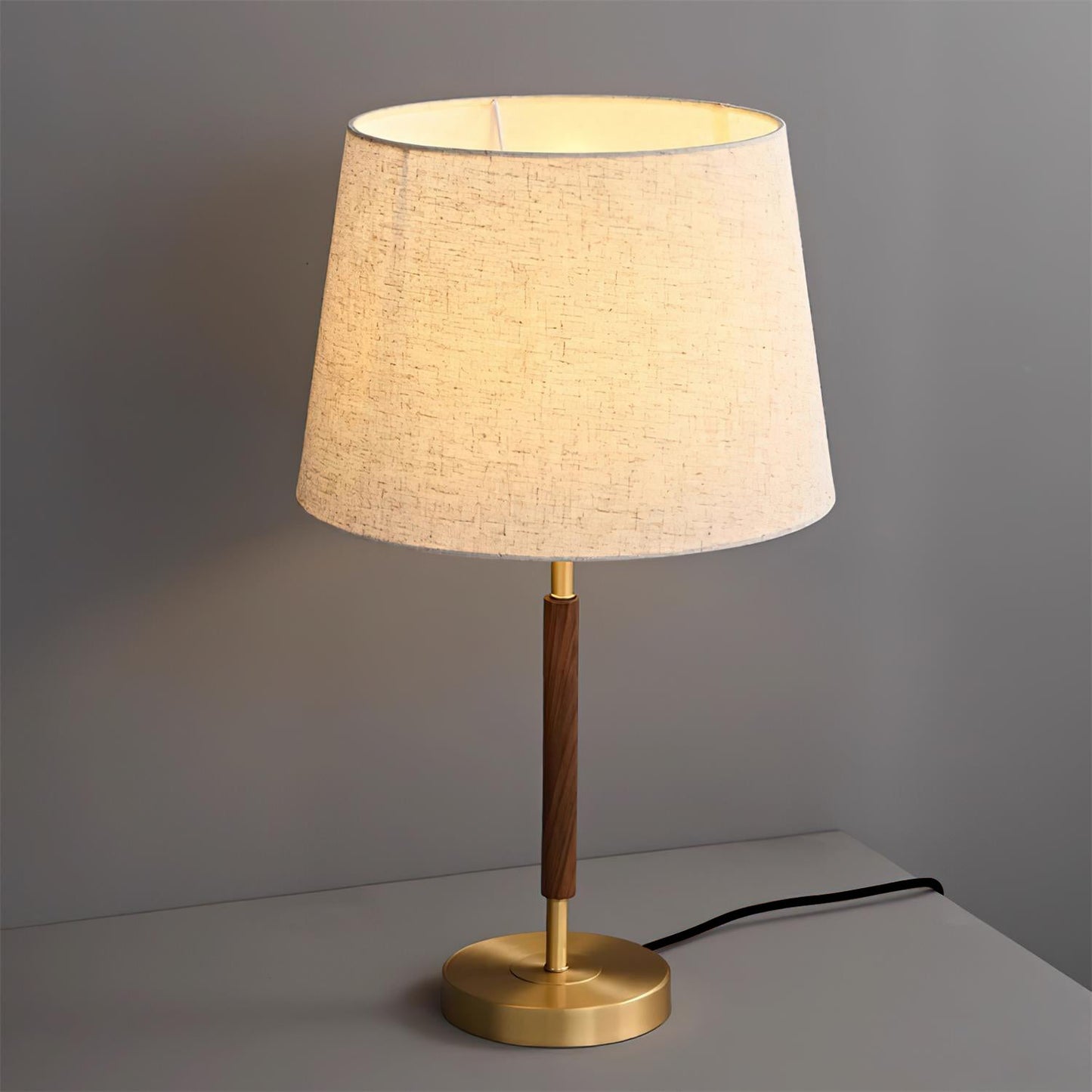 Lampe de table avec base en laiton et noyer