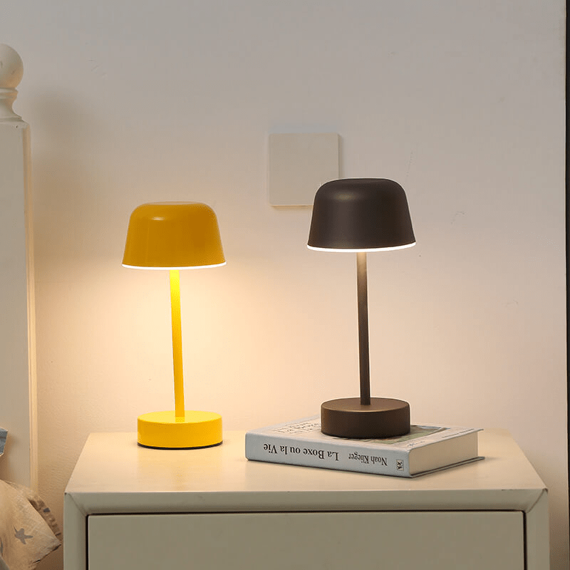 Lampe LED avec trois réglages de lumière sur un bureau