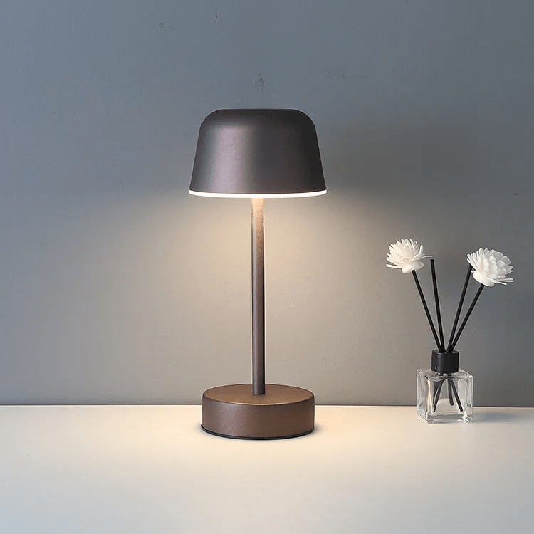 Lampe LED éteinte sur une table de nuit