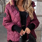 Veste matelassée avec capuche volumineuse et motif géométrique