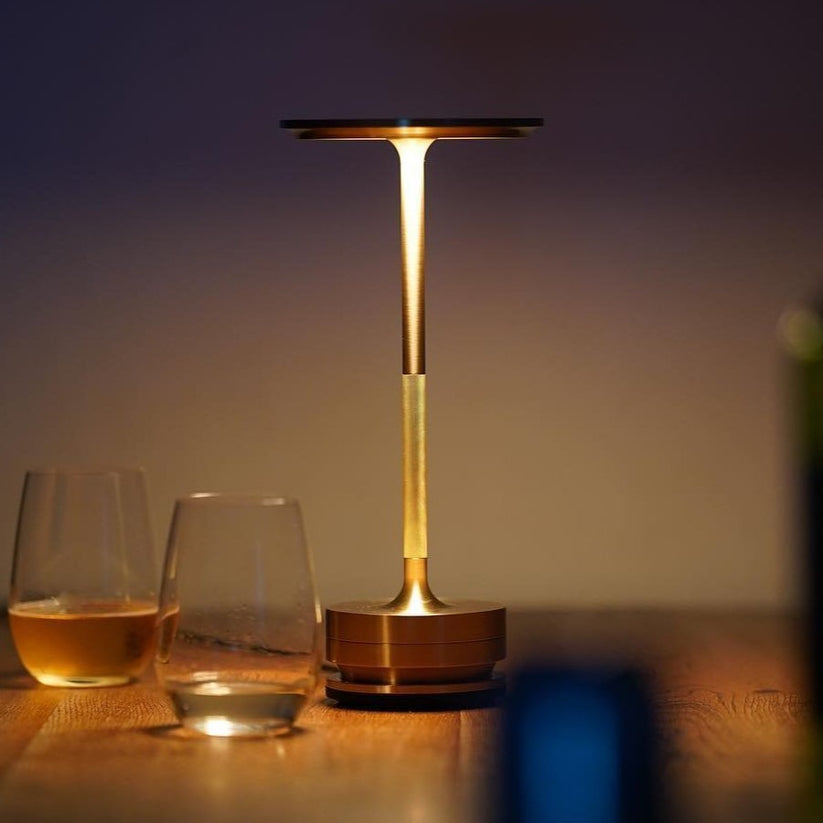 Profil latéral de la lampe montrant son design épuré et minimaliste