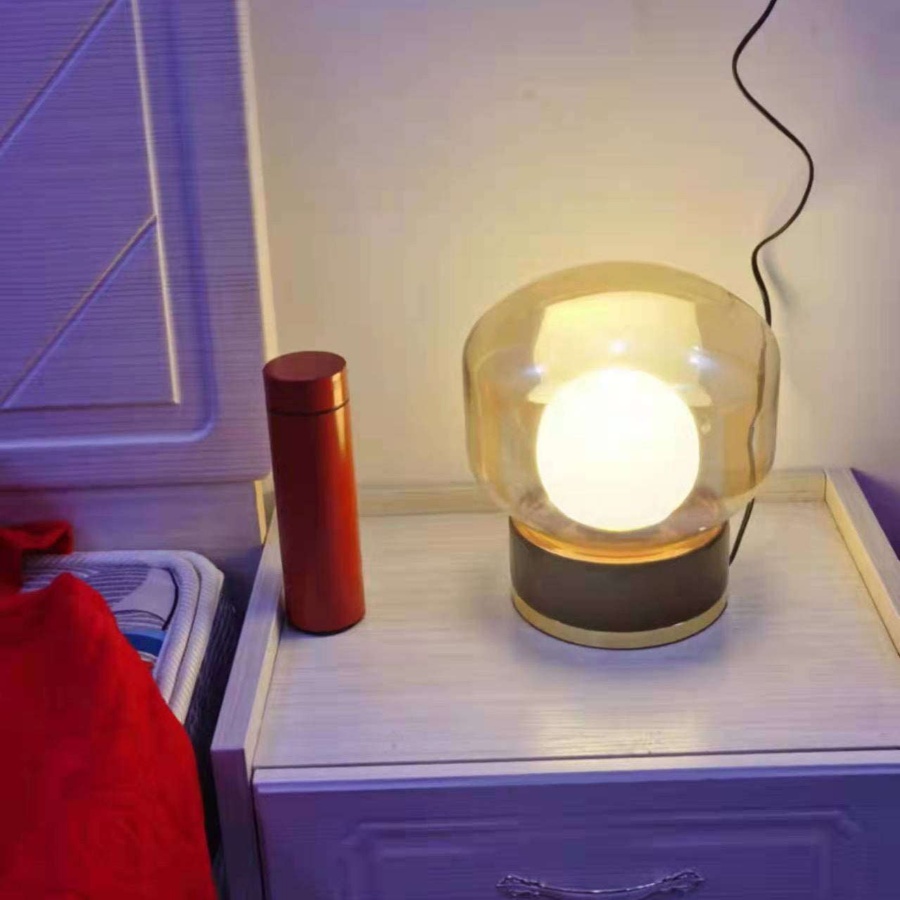 Lampe allumée, diffusant une lumière douce et chaleureuse