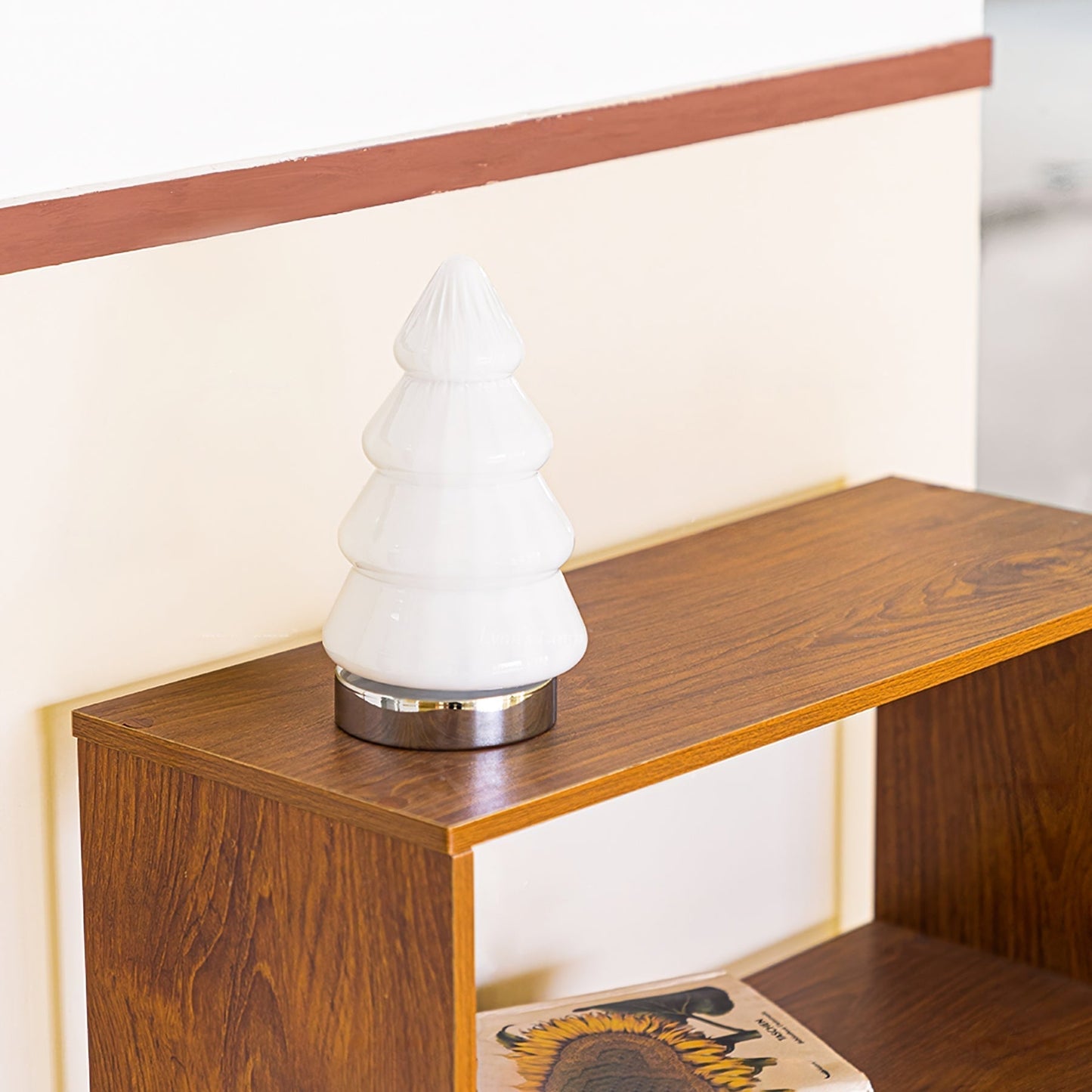 Détail du socle en métal de la lampe arbre