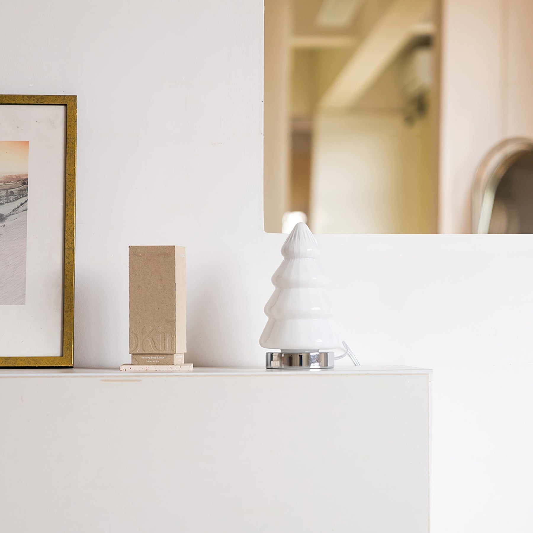 Design élégant de la lampe avec finition chromée