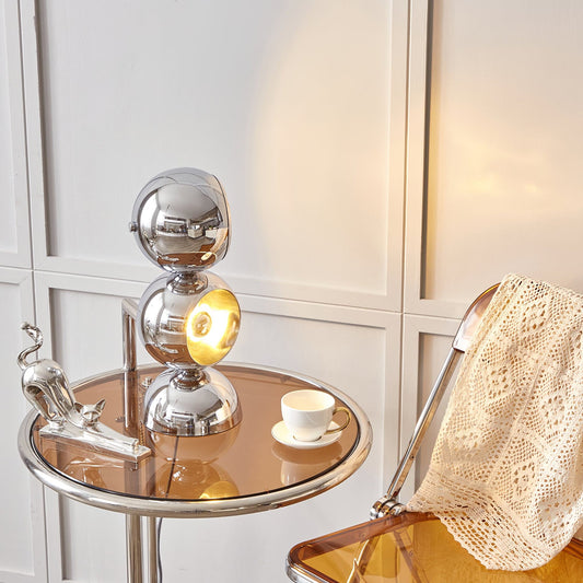 Lampe moderne diffusant une lumière cosy dans un salon