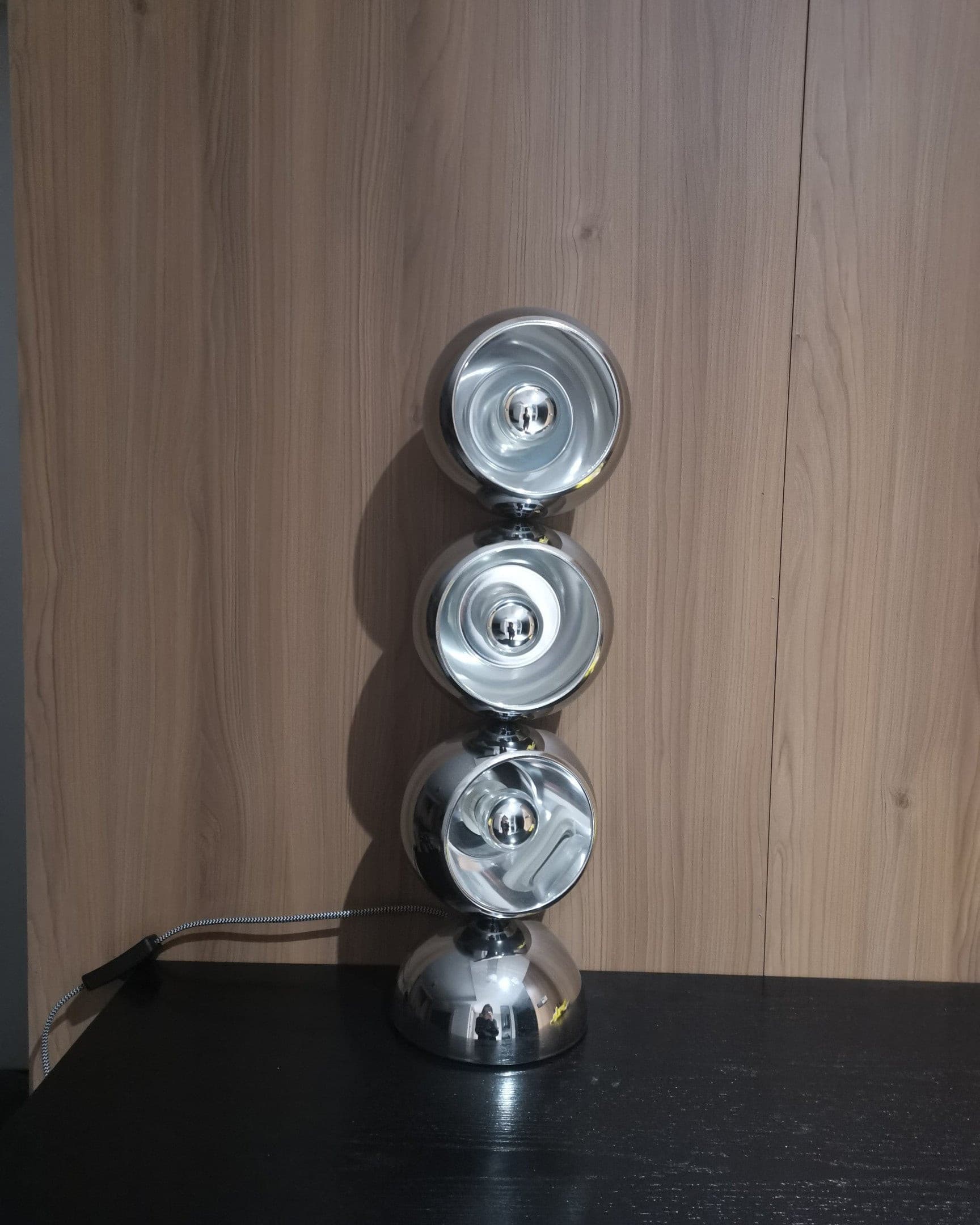 Lampe de table moderne éclairant un coin de pièce
