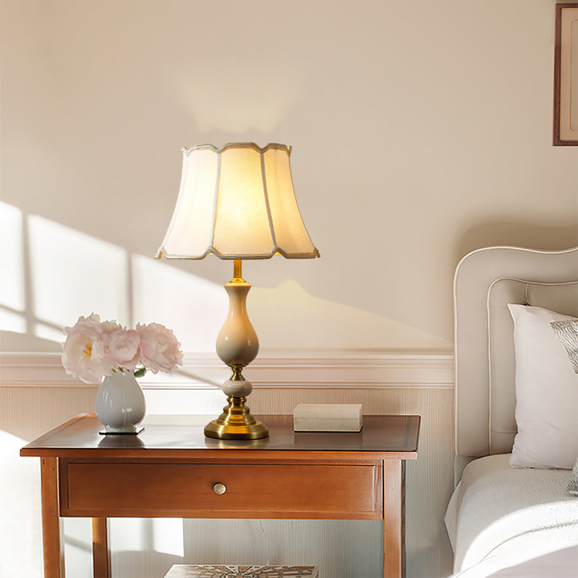 Lampe en céramique et laiton sur une table en bois