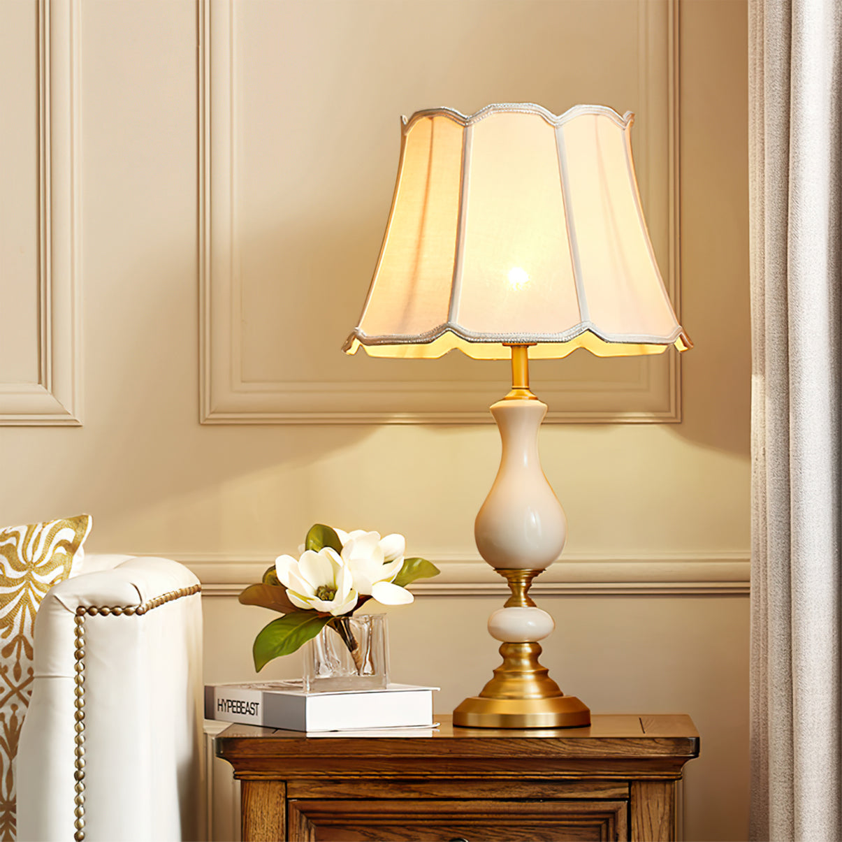 Abat-jour en tissu blanc diffusant une lumière chaude
