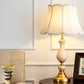 Lampe allumée dans un salon moderne et épuré