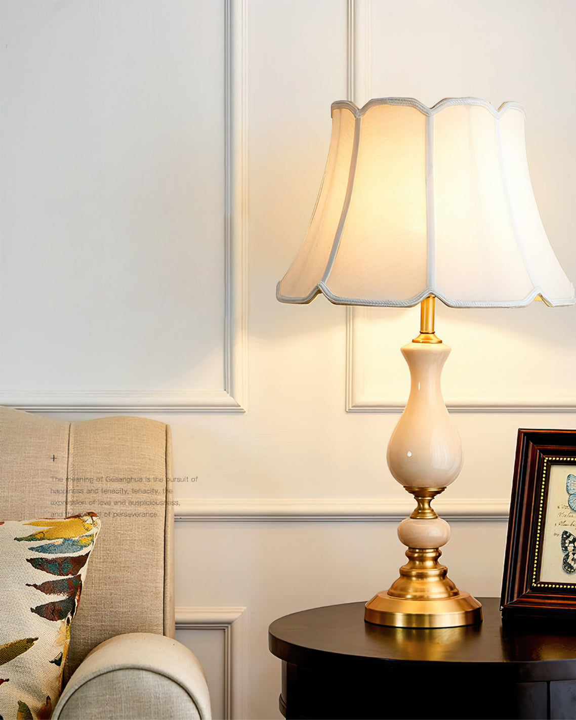 Lampe allumée dans un salon moderne et épuré