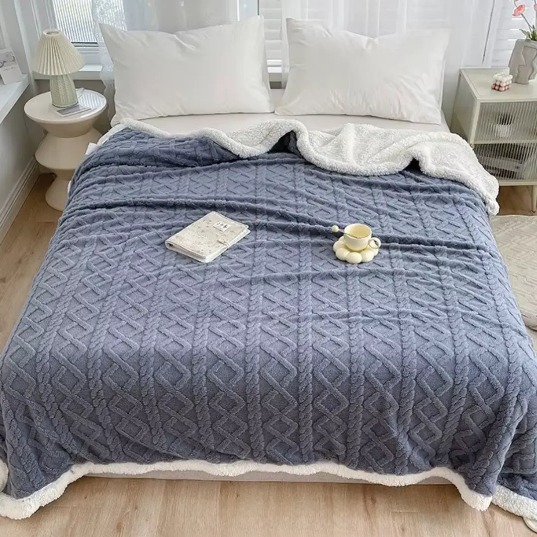 Détail de la finition en laine d'agneau artificielle