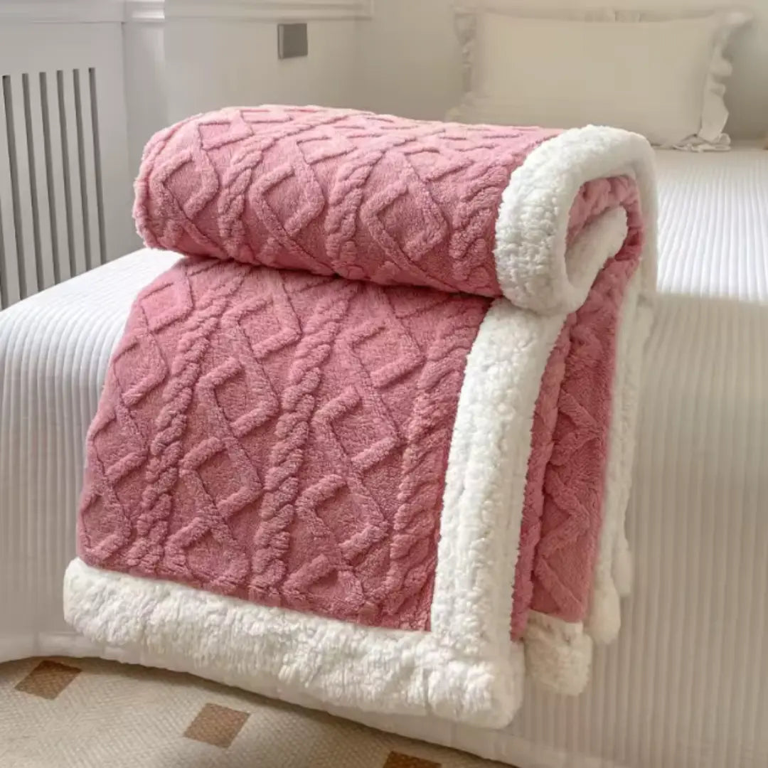 Couverture en fleece pliée montrant sa légèreté