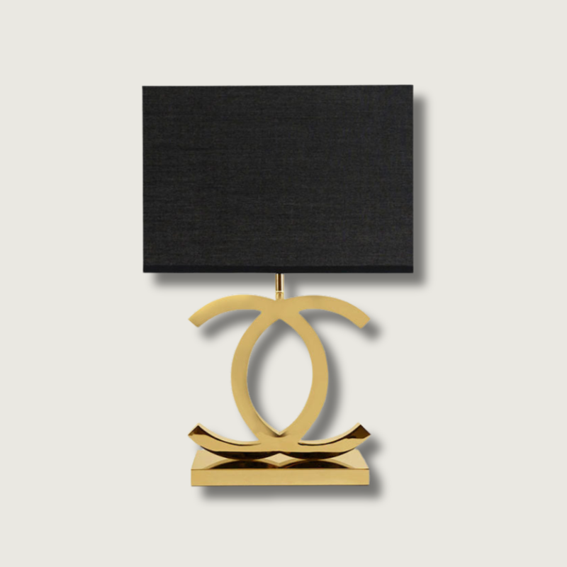 Lampe de table en acier inoxydable sur fond blanc