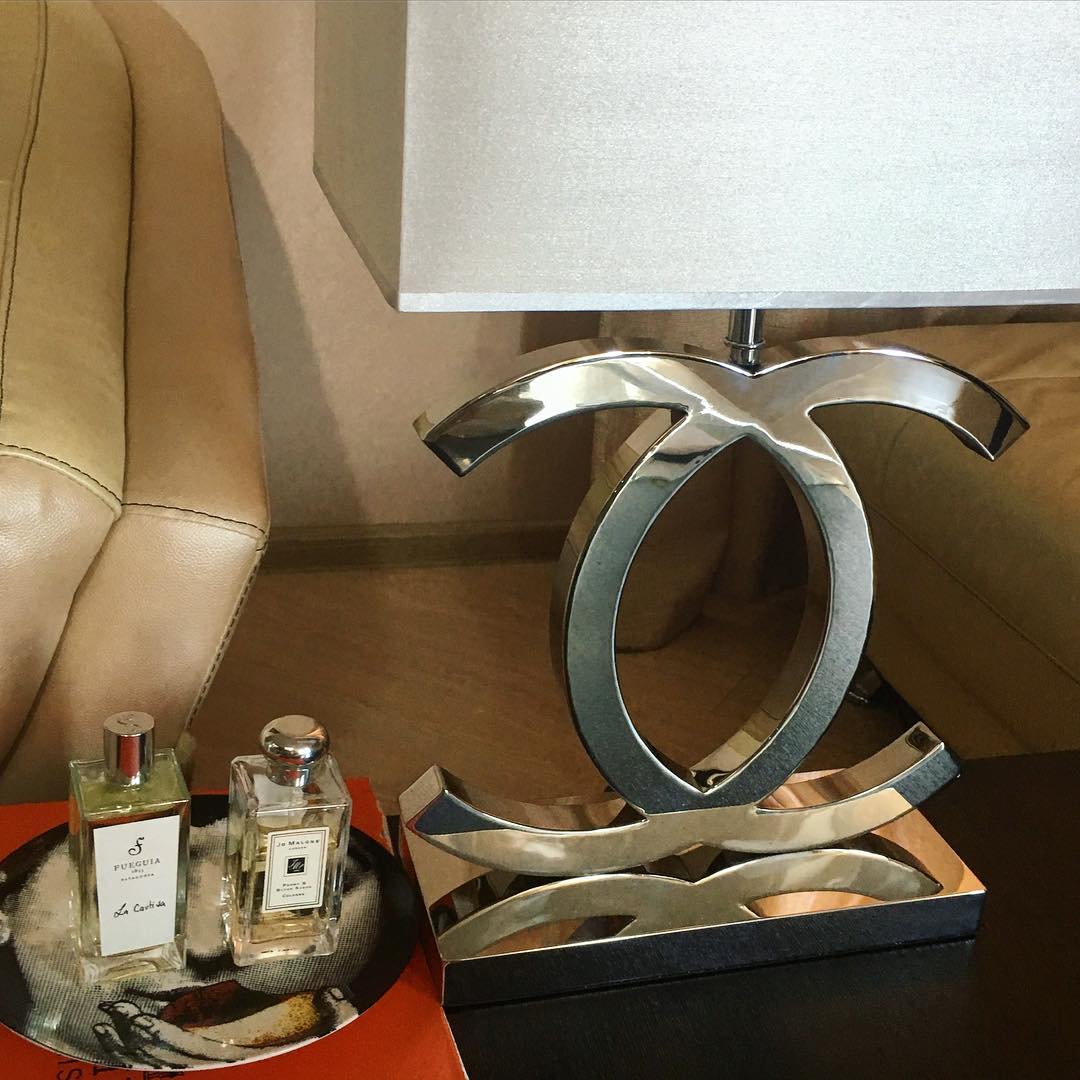 Lampe scandinave sur une table en bois clair