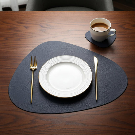 Sous-assiette en cuir sous une assiette, mise en situation