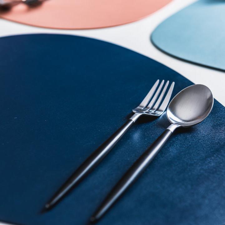 Ensemble de sous-assiettes en cuir avec assiette et verre
