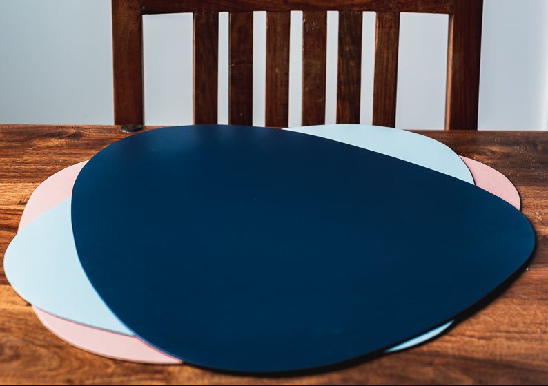 Sous-assiette en cuir protégeant une table en bois clair