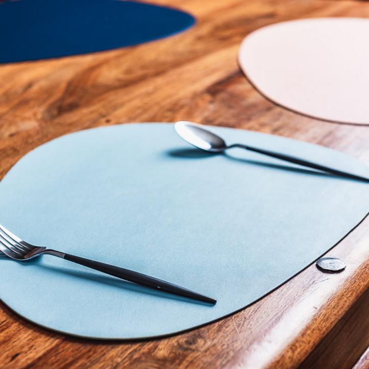 Vue rapprochée d'une sous-assiette en cuir avec coutures