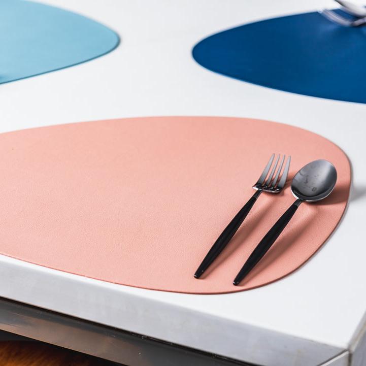 Détail du bord d'une sous-assiette en cuir sur table