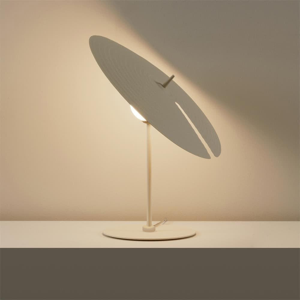 Vue d'ensemble de la lampe dans un décor minimaliste