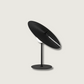 Lampe de table avec abat-jour en verre rotatif sur fond neutre