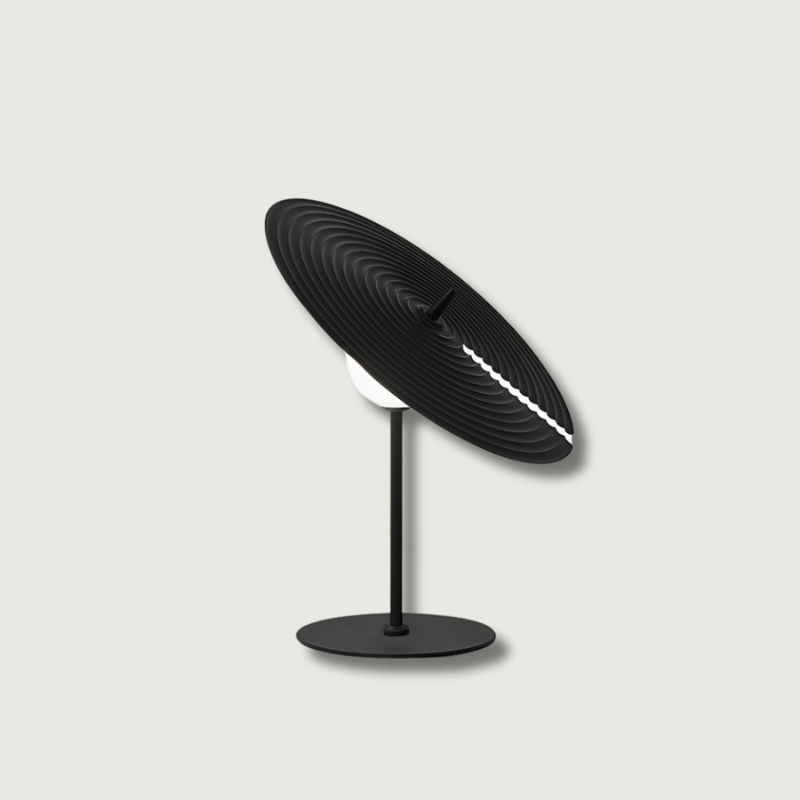 Lampe de table avec abat-jour en verre rotatif sur fond neutre