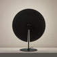Lampe de table avec lumière tamisée, créant une atmosphère chaleureuse