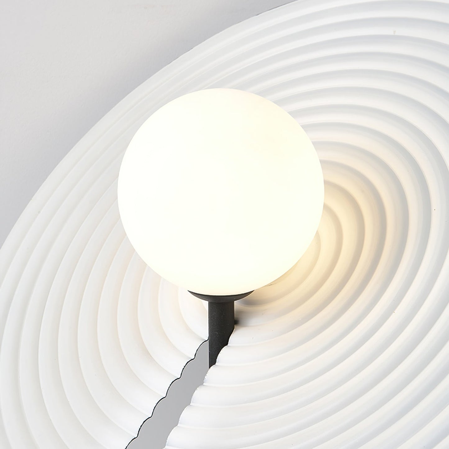 Lampe allumée diffusant une lumière chaude sur une table en bois
