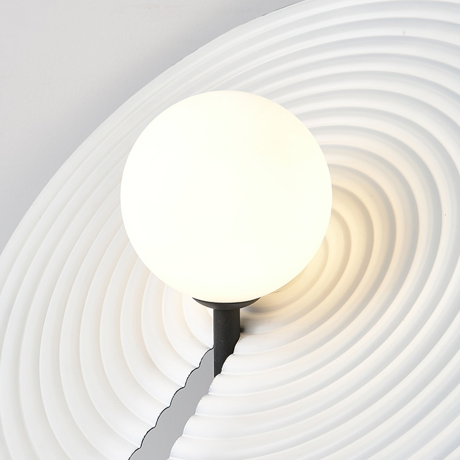 Lampe allumée diffusant une lumière chaude sur une table en bois