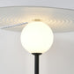 Détail du pied en métal de la lampe avec finition élégante