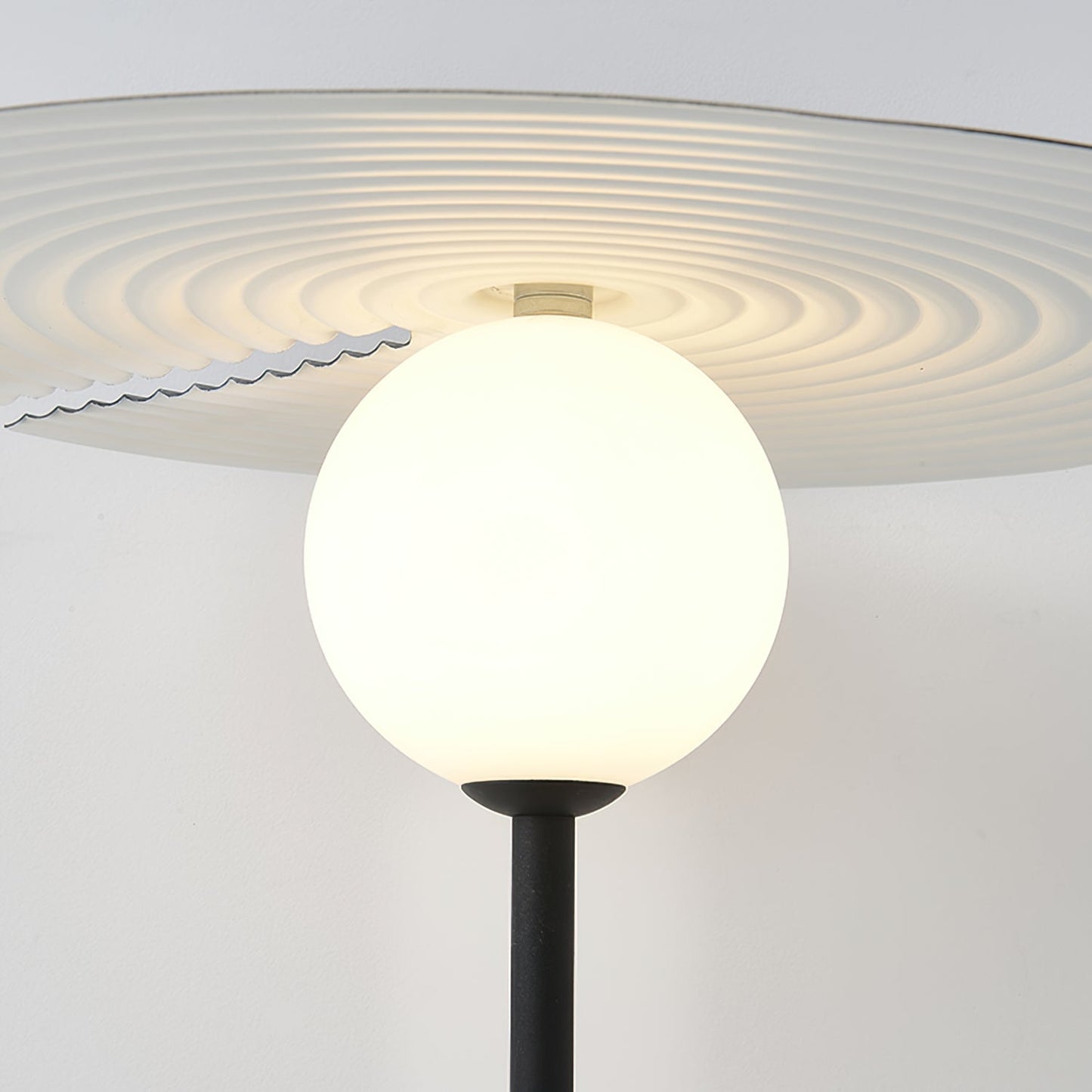 Détail du pied en métal de la lampe avec finition élégante