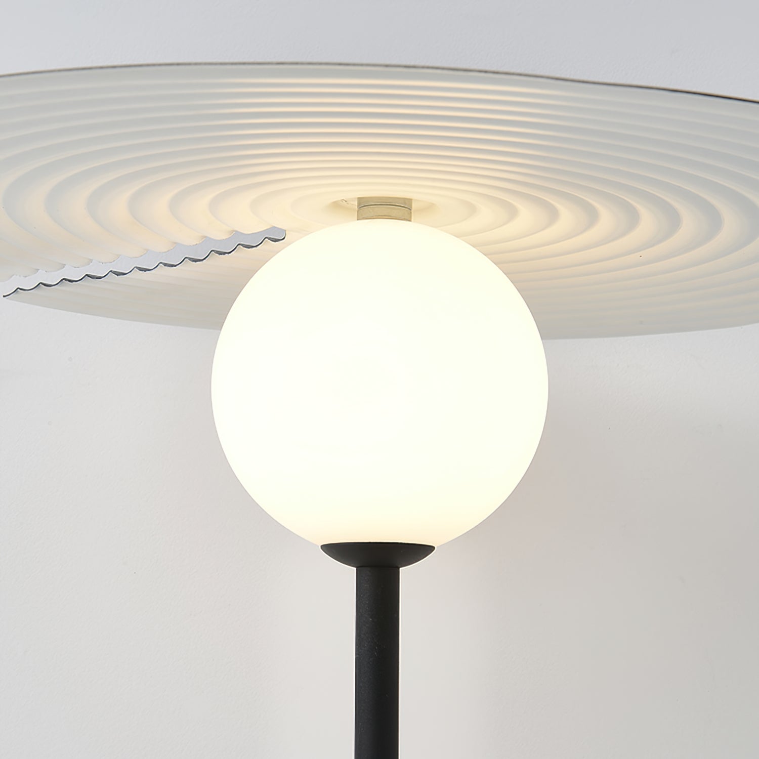 Détail du pied en métal de la lampe avec finition élégante