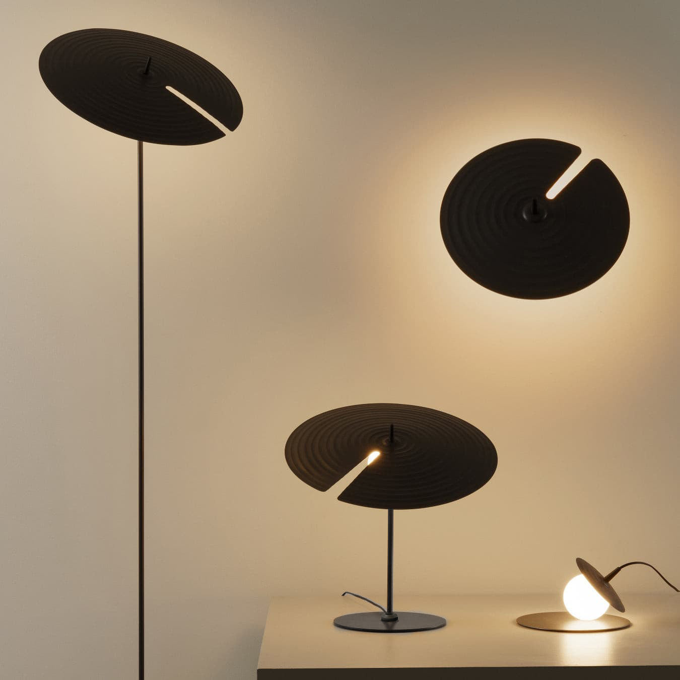 Lampe de table dans un salon moderne, éclairage ambiant