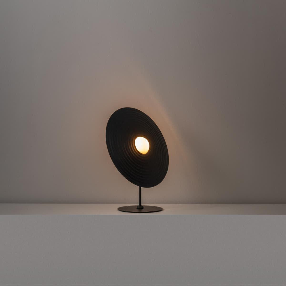 Abat-jour en verre pivoté, lumière dirigée vers le bas