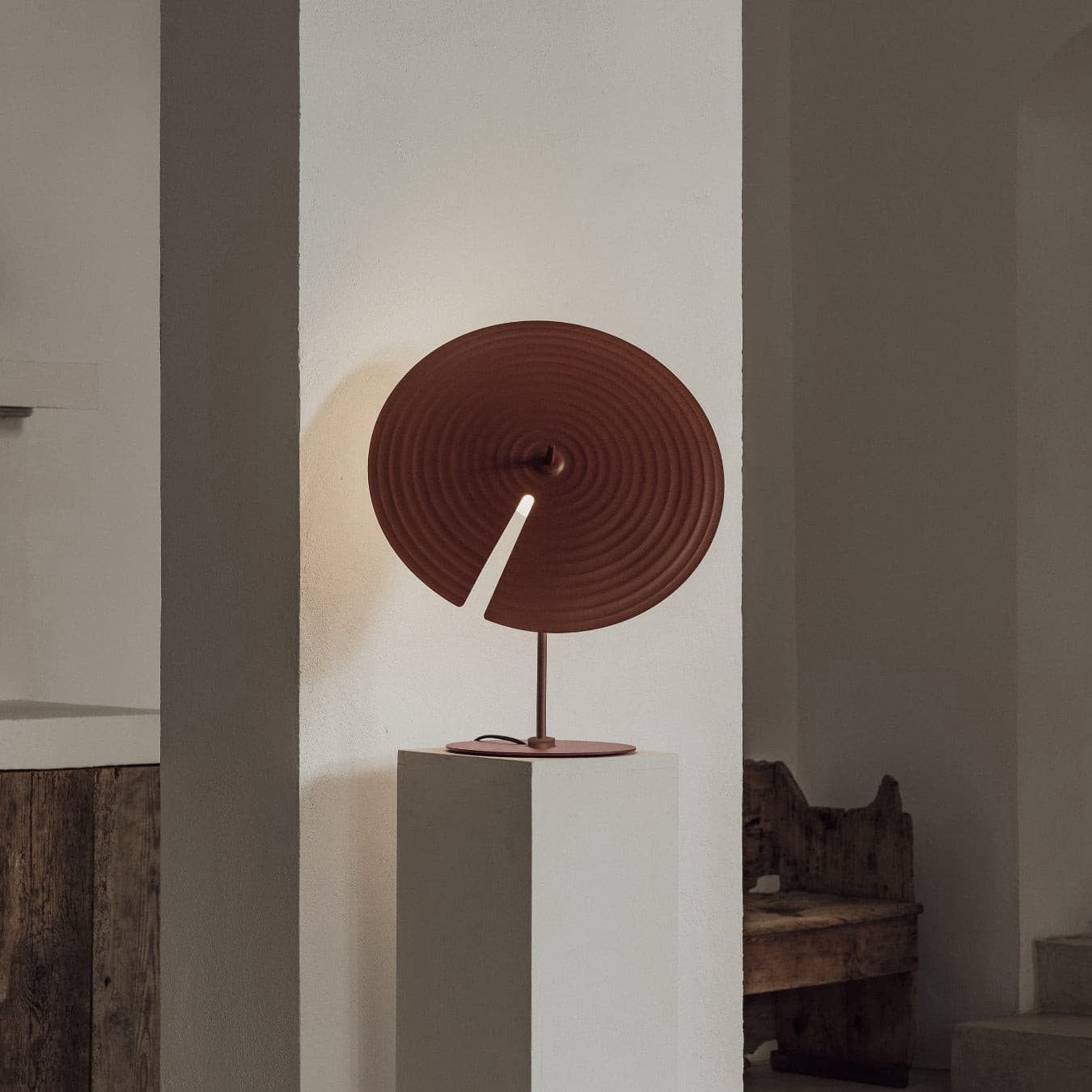Lampe éteinte, vue de côté montrant le design épuré