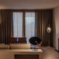 Lampe sur une table de chevet, ambiance cosy dans la chambre