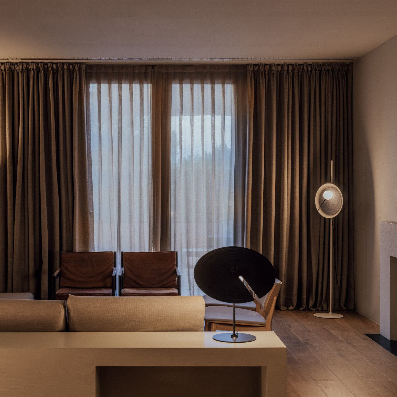 Lampe sur une table de chevet, ambiance cosy dans la chambre