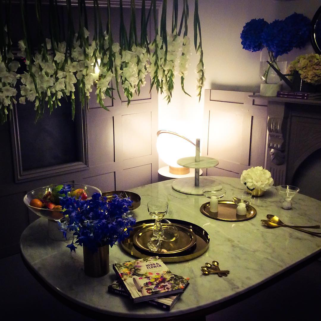 Lampe sur une table, ajoutant une touche sophistiquée