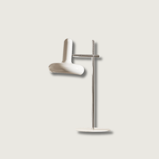 Vue d'ensemble de la lampe dans un salon, ambiance rétro moderne