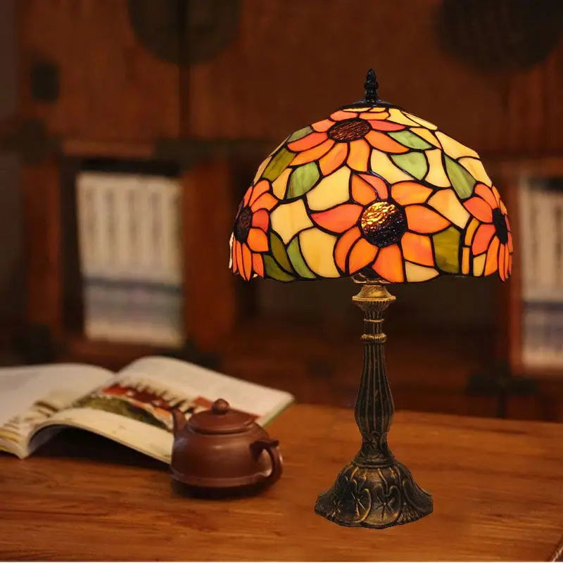 Lampe Tiffany avec abat-jour en verre coloré allumé