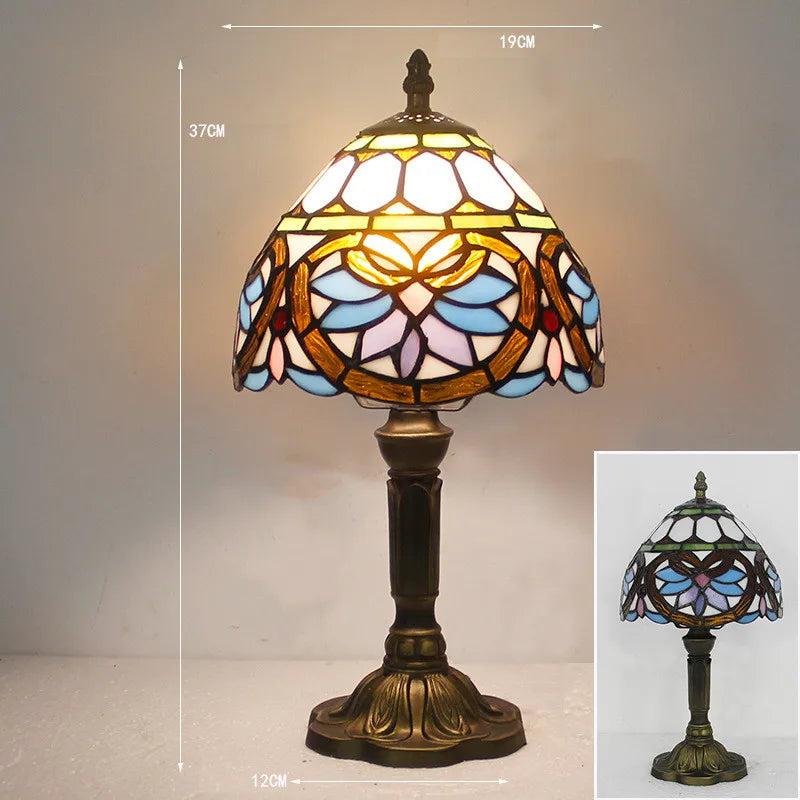 Lampe Tiffany sur une table d'appoint élégante