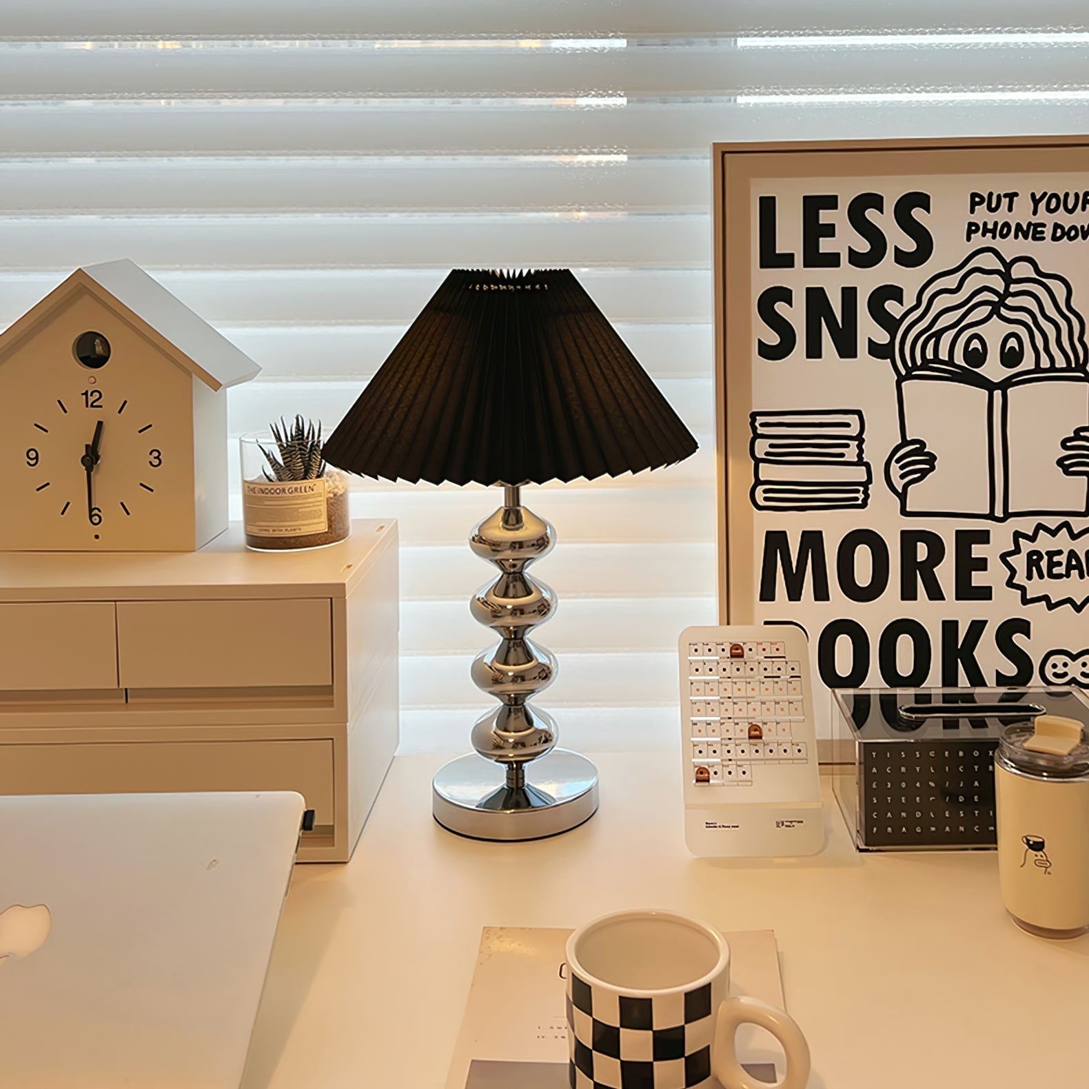 Lampe éteinte révélant les détails du métal brossé