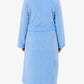 Peignoir en microfleece ultra-doux posé sur un lit