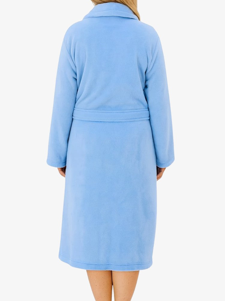 Peignoir en microfleece ultra-doux posé sur un lit